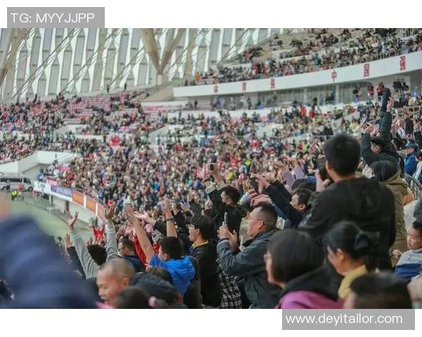 足球明星亲临现场签名互动视频记录球迷热情瞬间